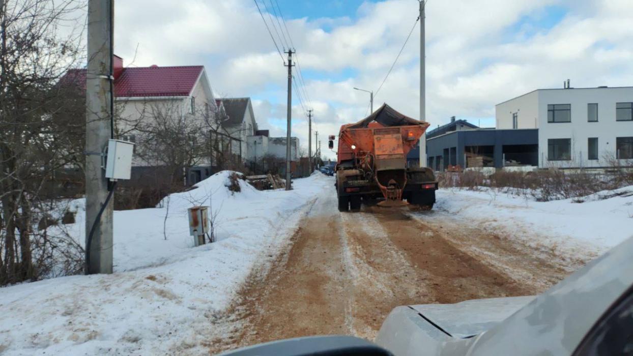 В Пскове проводят обработку дорог от гололёда