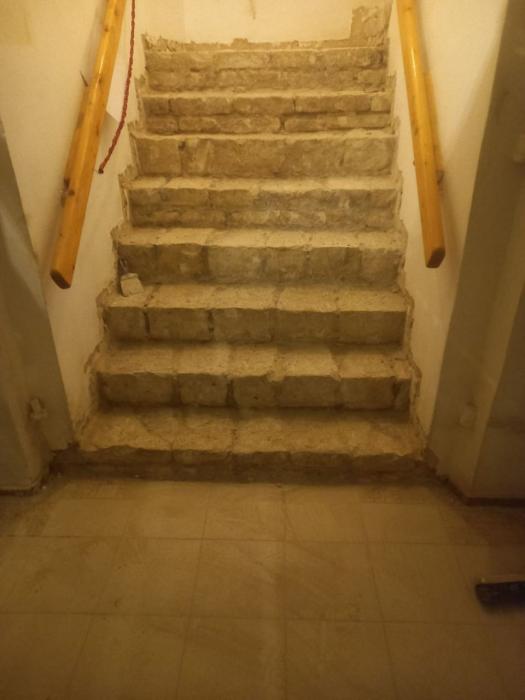 На фото ступени до и после начала работ