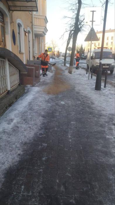 В Пскове проводят обработку дорог от гололёда