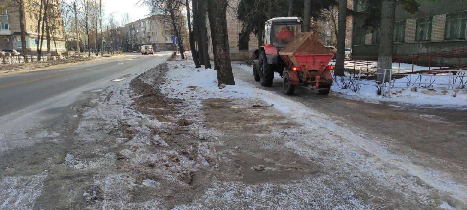 Более десяти единиц техники убирают дороги в Великих Луках