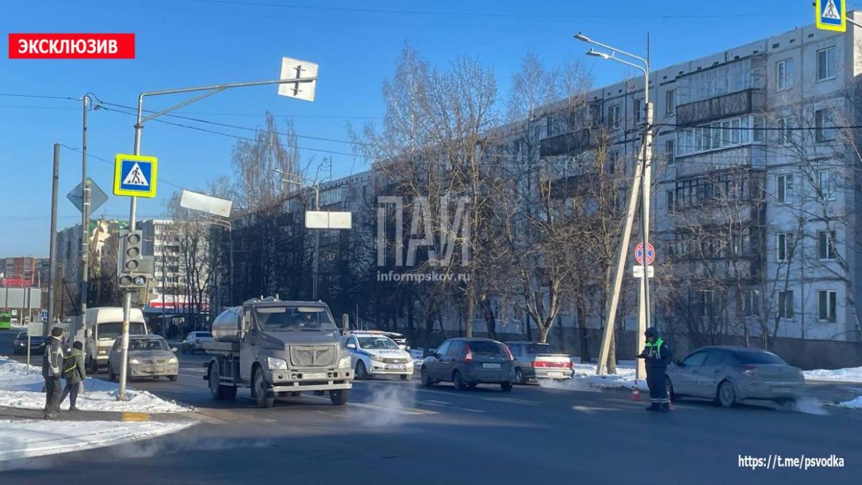 Пенсионерка госпитализирована в результате наезда автомобиля в Пскове