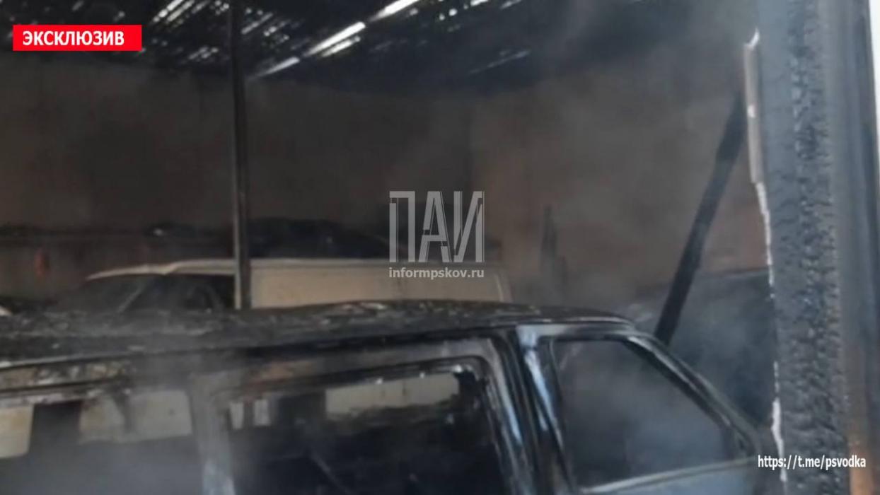 Автомобиль и гараж сгорели в Порхове