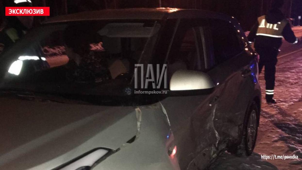 Автомобиль вылетел в кювет в результате ДТП в Псковском районе