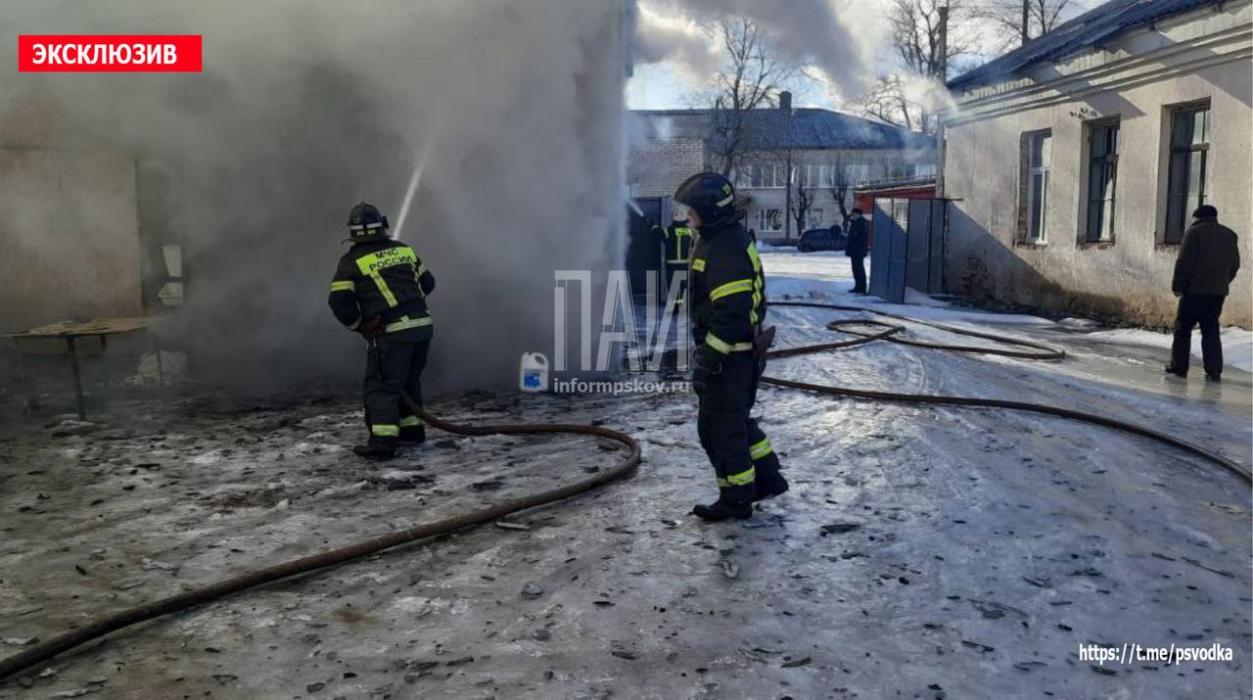 Автомобиль и гараж сгорели в Порхове