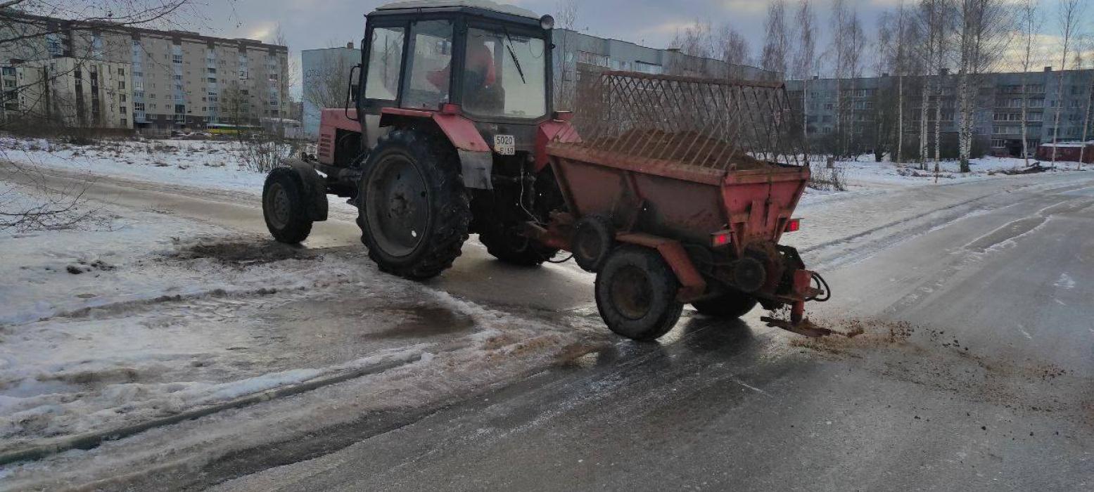 Более десяти единиц техники убирают дороги в Великих Луках