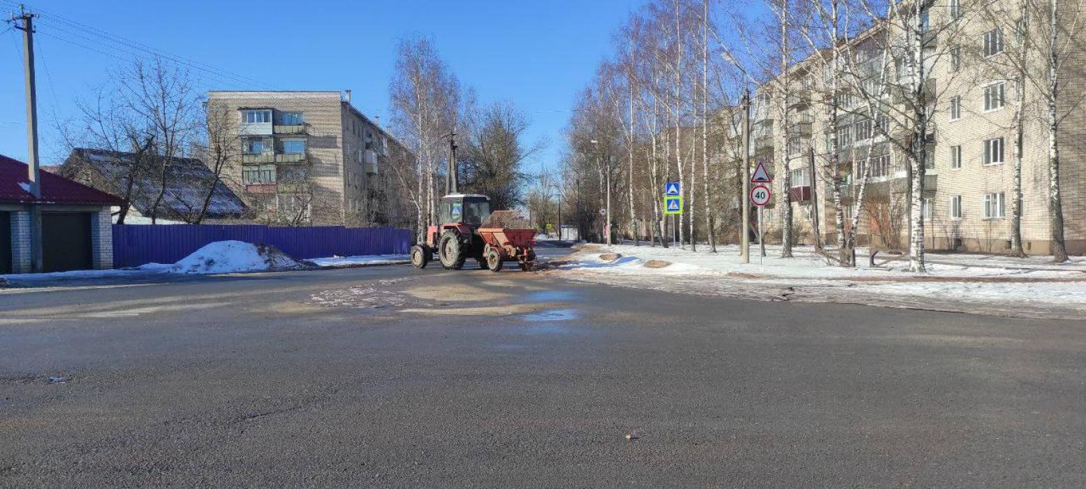 Более десяти единиц техники убирают дороги в Великих Луках
