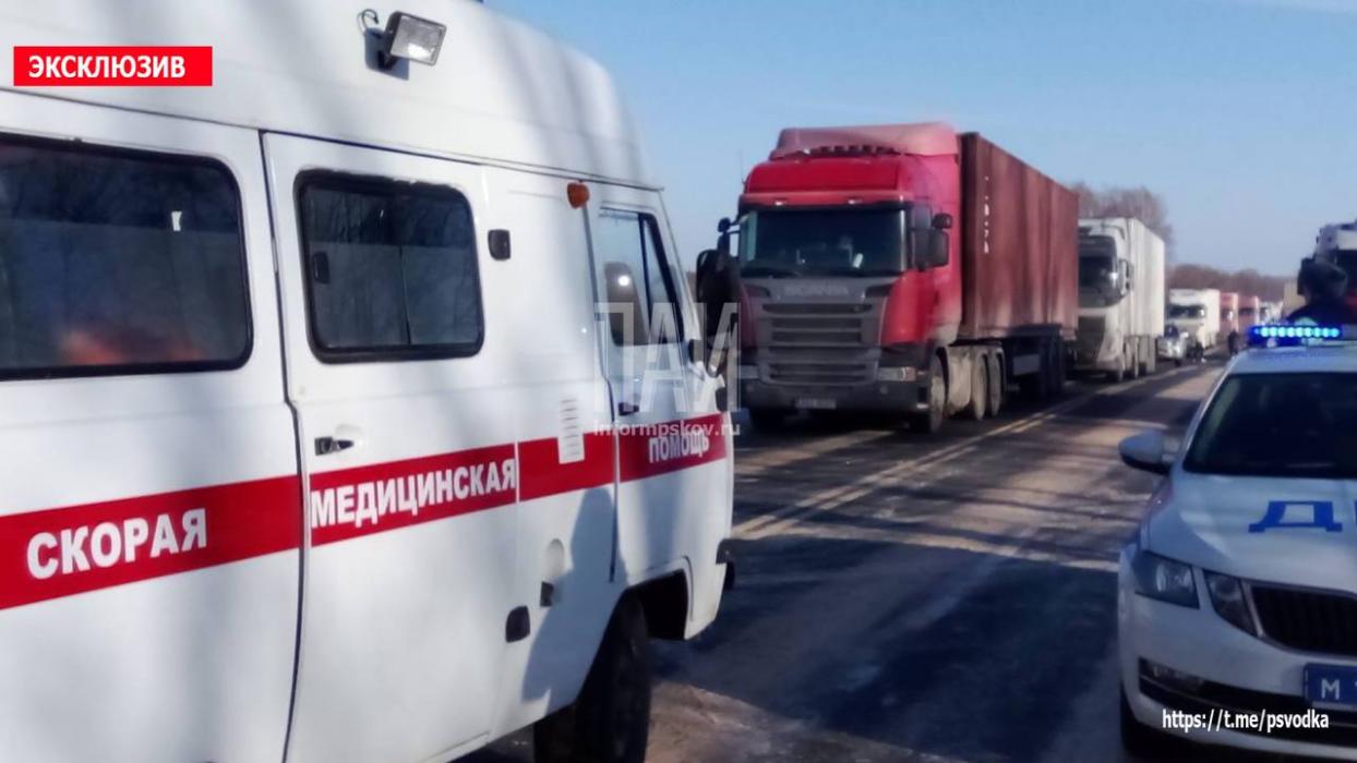 Четыре человека пострадали в тройном ДТП в Островском районе