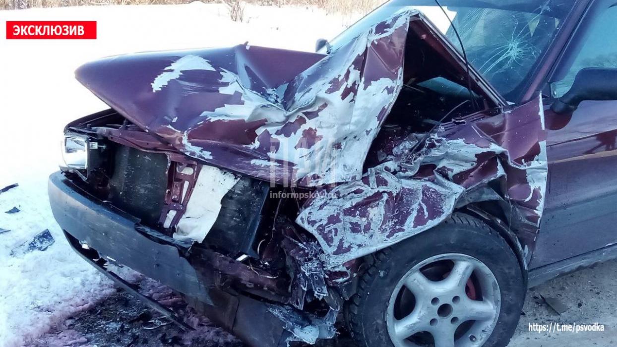 Четыре человека пострадали в тройном ДТП в Островском районе