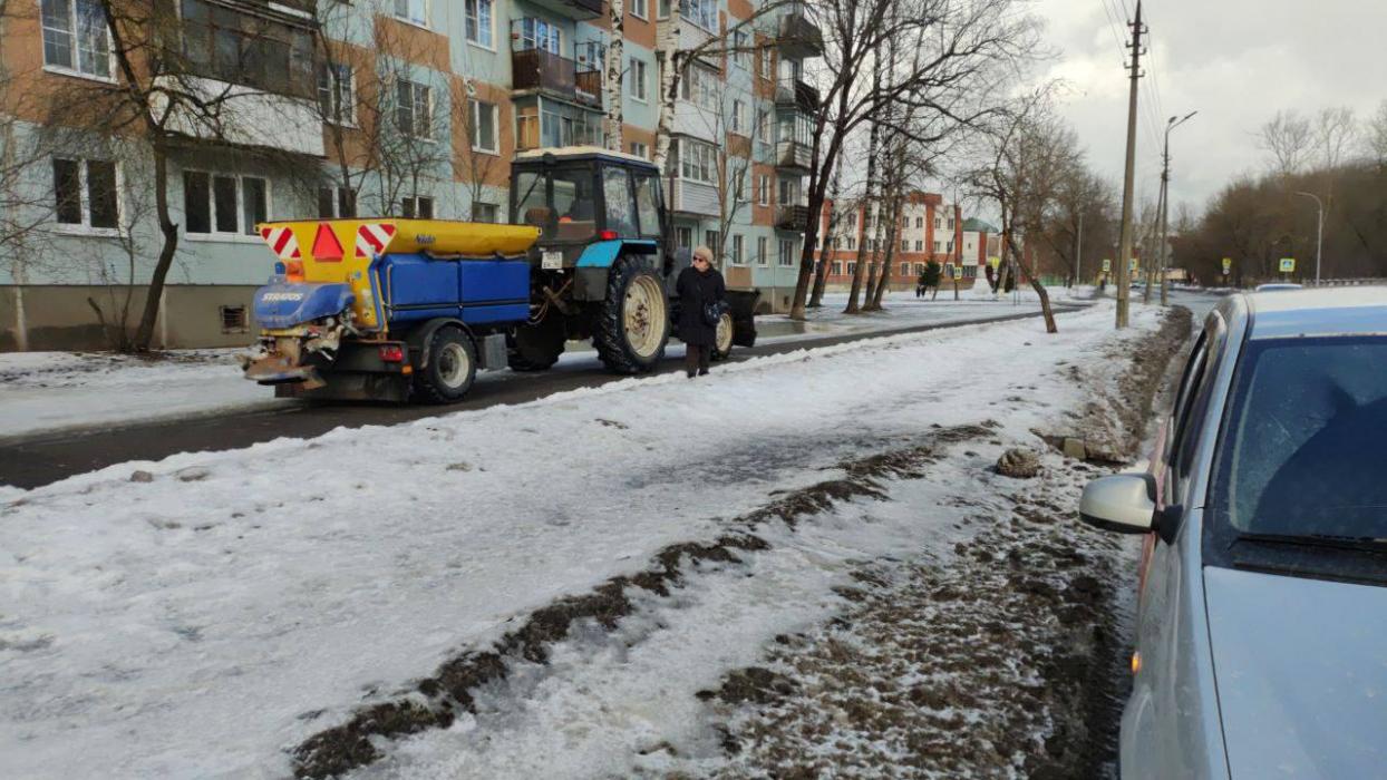 В Пскове проводят обработку дорог от гололёда