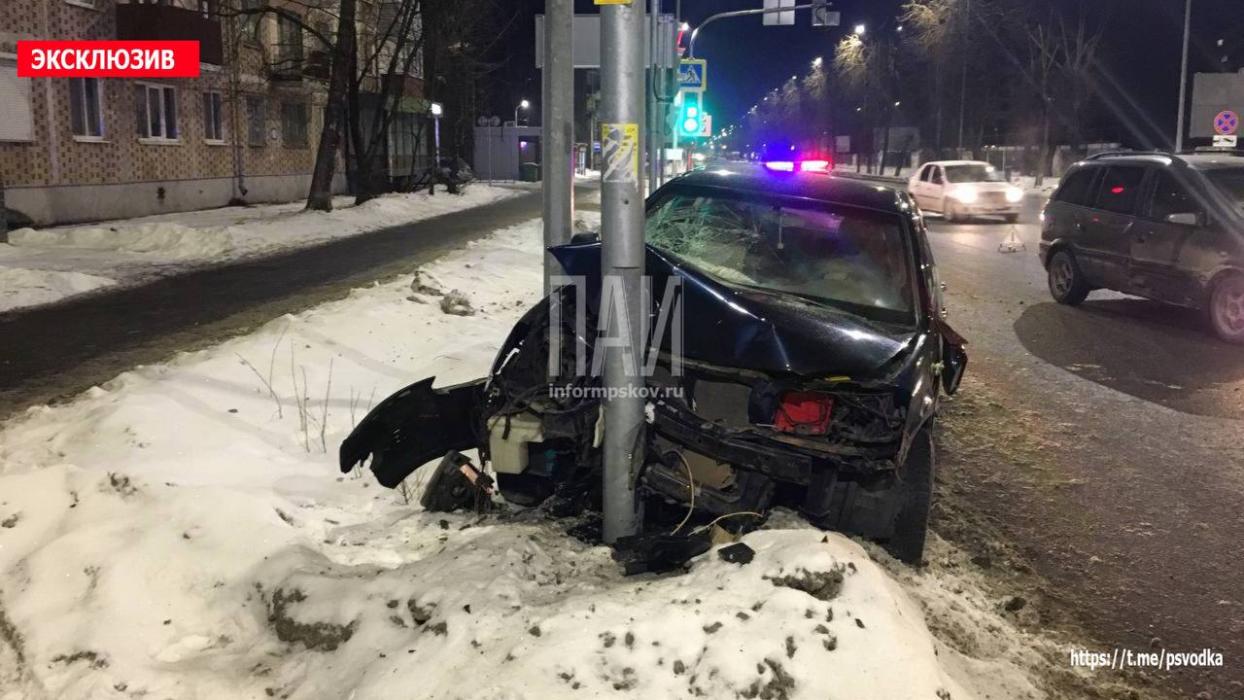 Автомобиль протаранил столб в Пскове