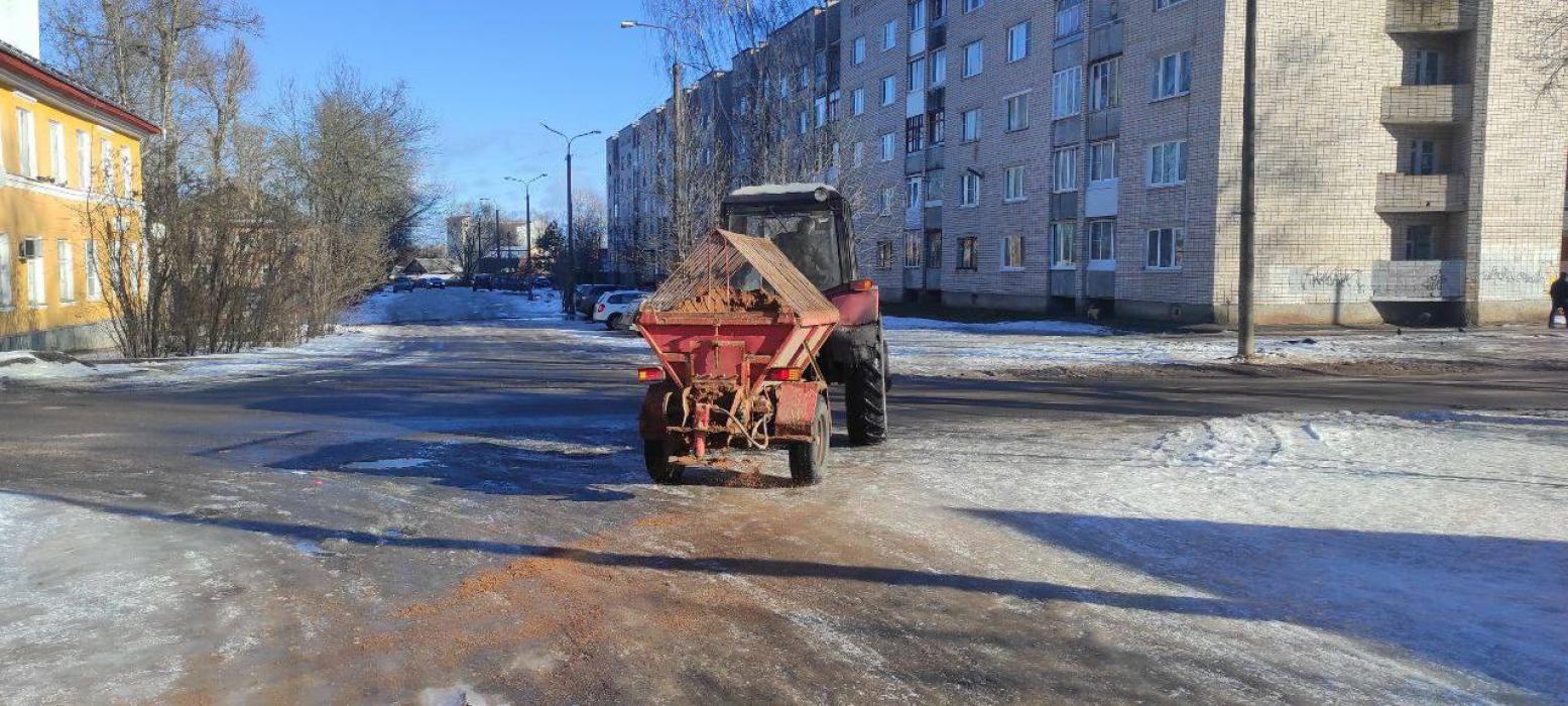 Более десяти единиц техники убирают дороги в Великих Луках