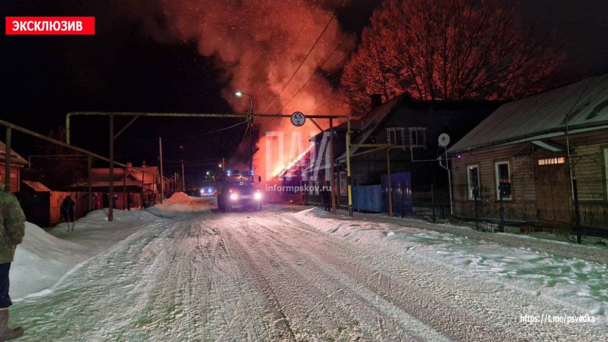 Пожарные тушат двухквартирный жилой дом в Печорах