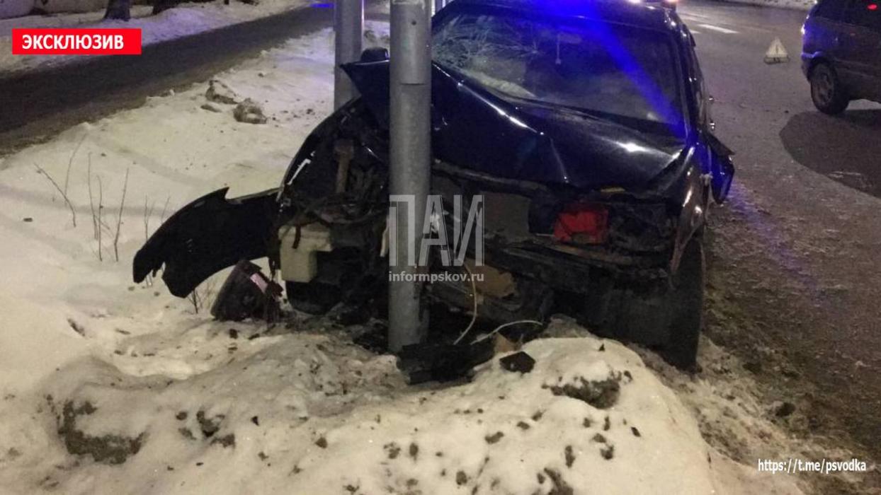 Автомобиль протаранил столб в Пскове