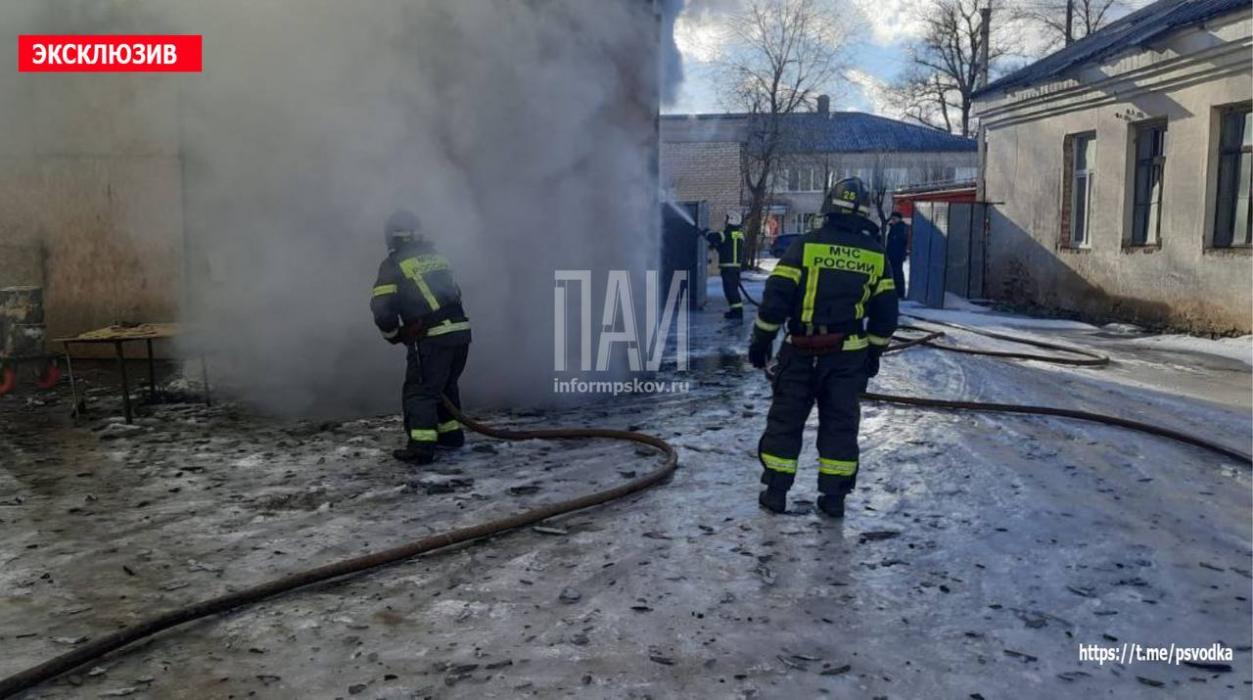 Автомобиль и гараж сгорели в Порхове