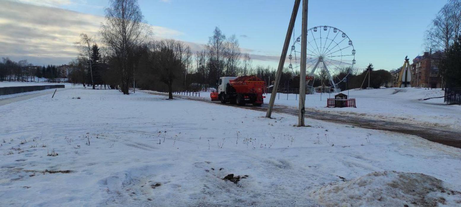Более десяти единиц техники убирают дороги в Великих Луках