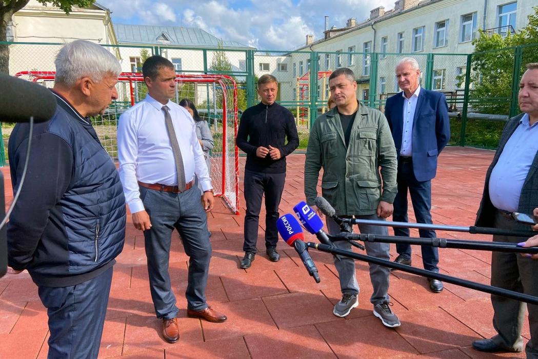 Александр Котов поздравил Михаила Ведерникова с днём рождения