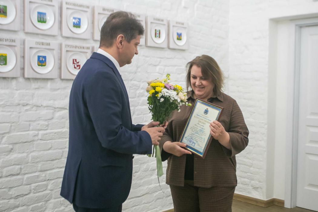 Сотрудников газовой отрасли наградили в правительстве Псковской области