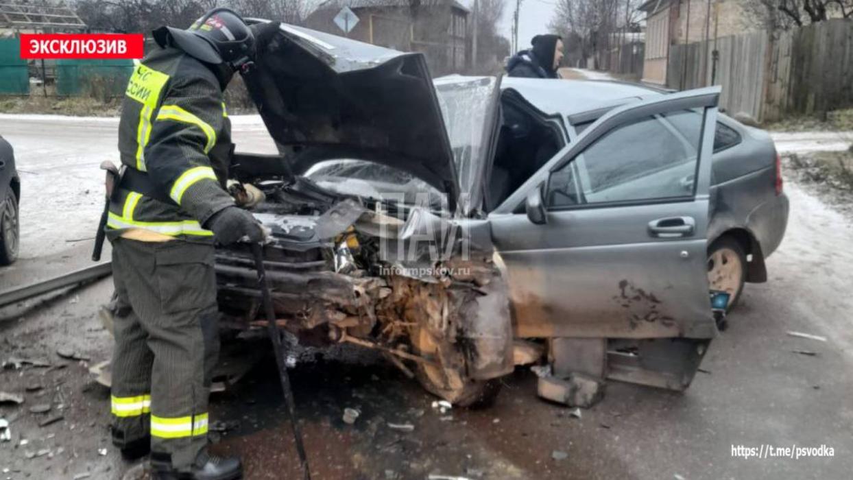 Два автомобиля столкнулись в Порхове
