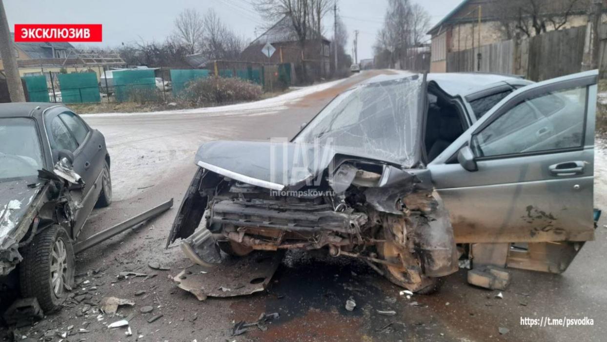 Два автомобиля столкнулись в Порхове