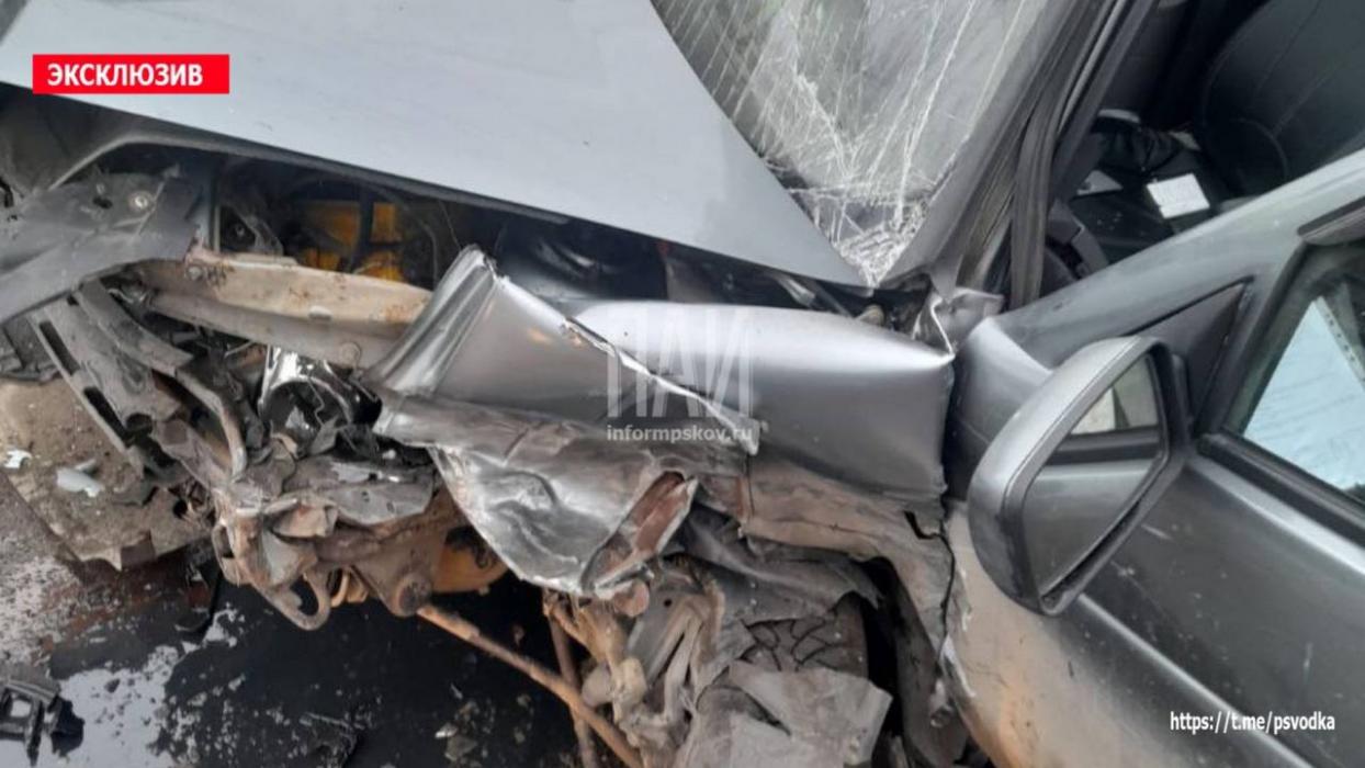 Два автомобиля столкнулись в Порхове