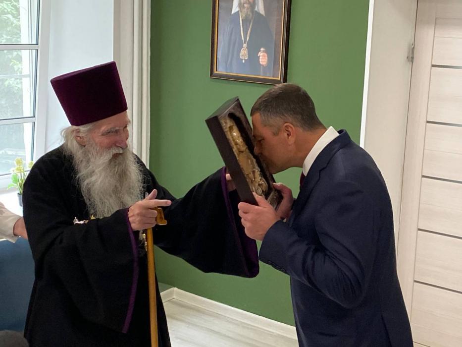 Михаил Ведерников вручил орден Дружбы протоирею Олегу Тэору