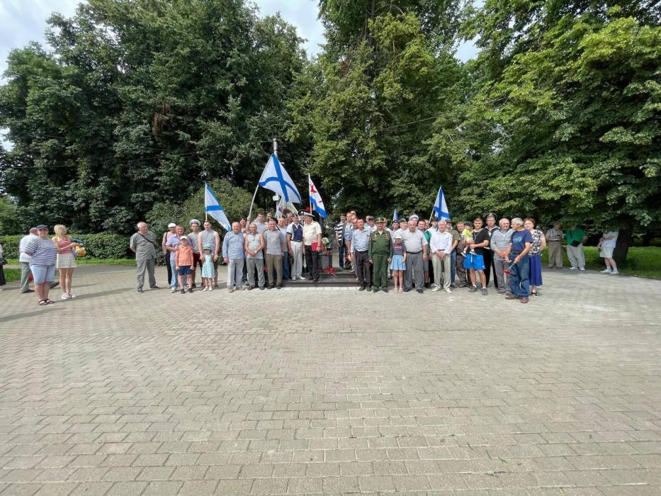 В Великих Луках почтили память военных моряков в День ВМФ