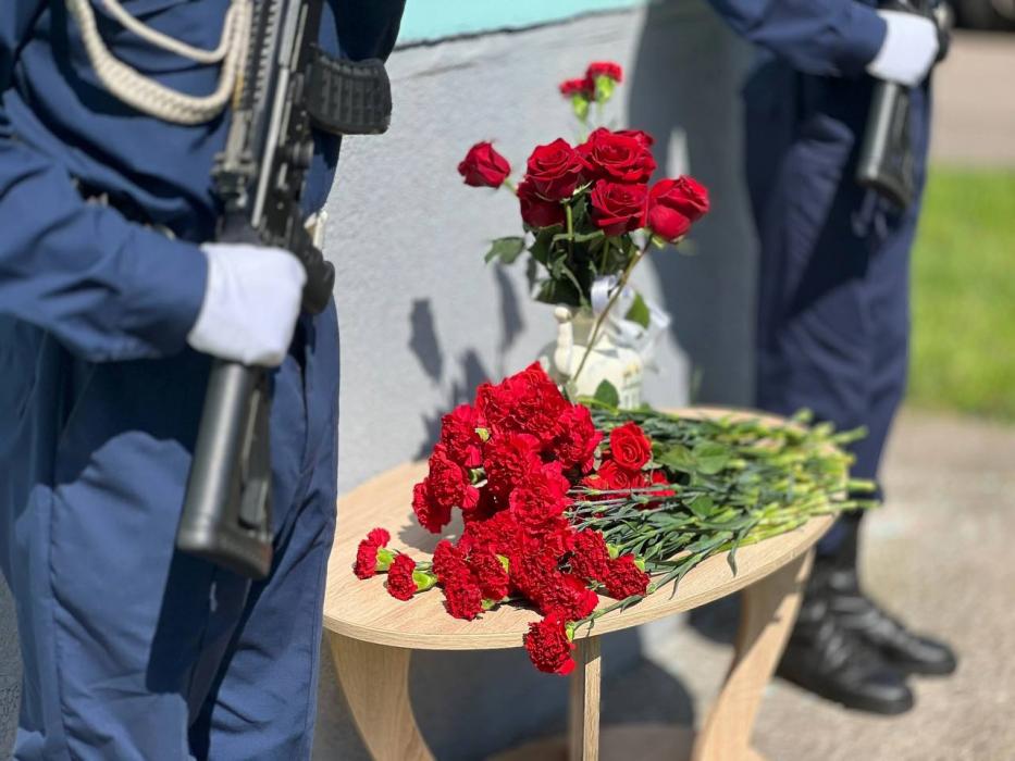 Мемориальную доску Герою России Ивану Поздееву открыли на улице Шестака в Пскове