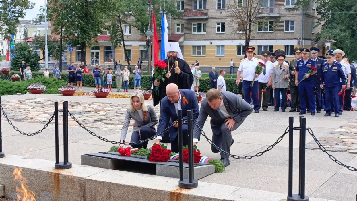 Церемония возложения цветов к мемориалу 