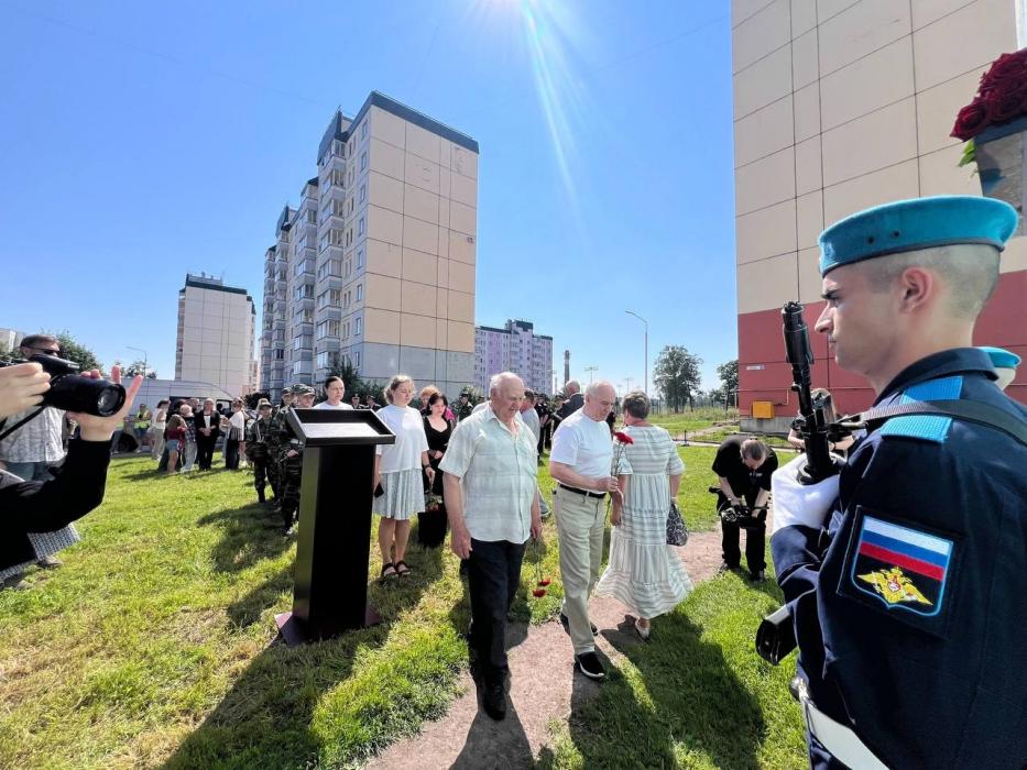 Мемориальную доску Герою России Ивану Поздееву открыли на улице Шестака в Пскове