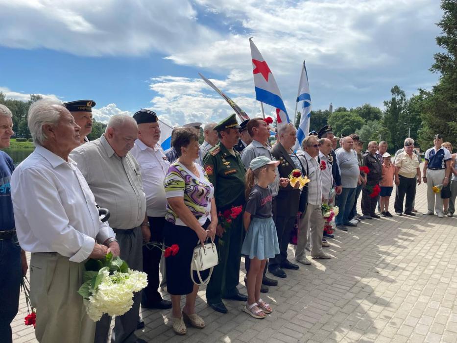 В Великих Луках почтили память военных моряков в День ВМФ