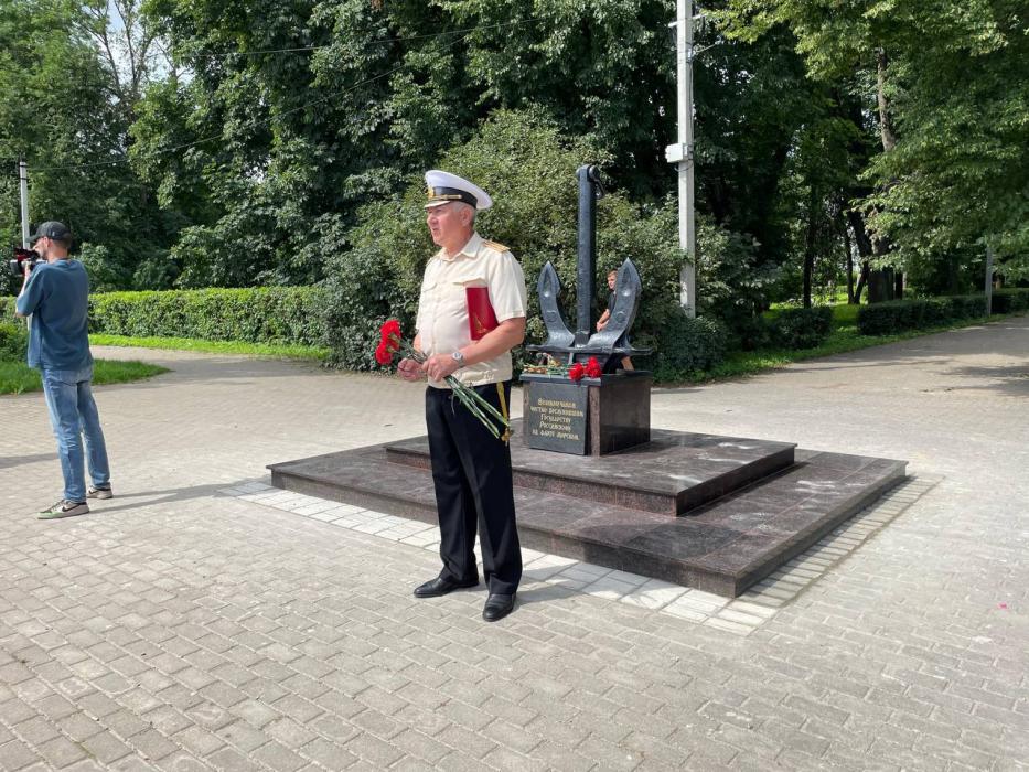 В Великих Луках почтили память военных моряков в День ВМФ
