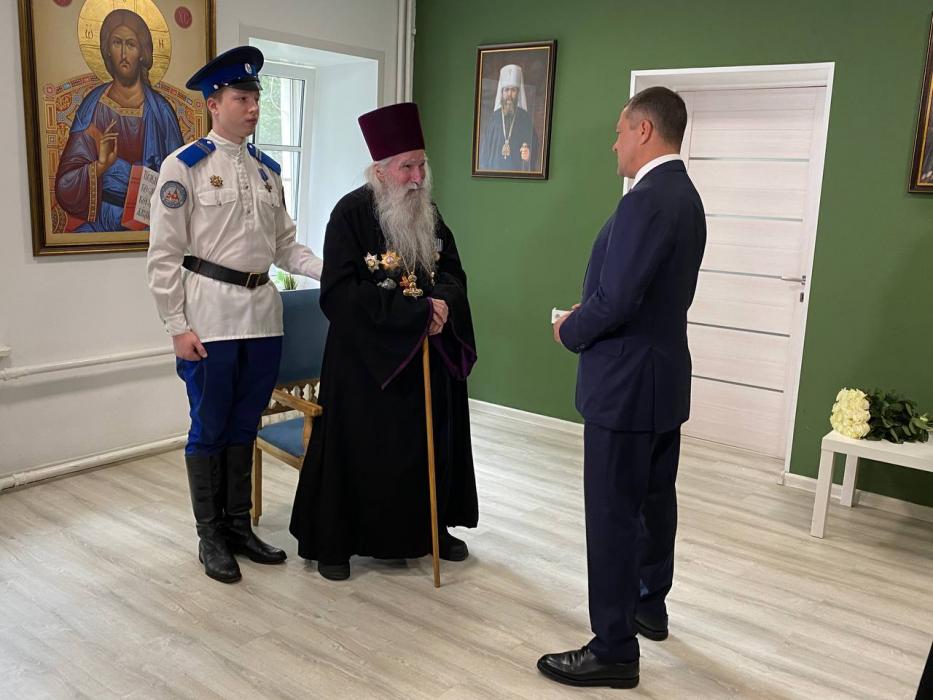 Михаил Ведерников вручил орден Дружбы протоирею Олегу Тэору