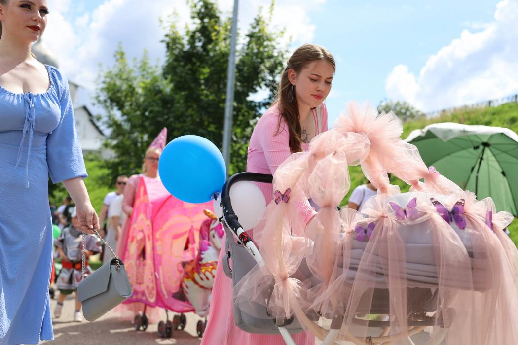 Парад детских колясок проходит в Пскове