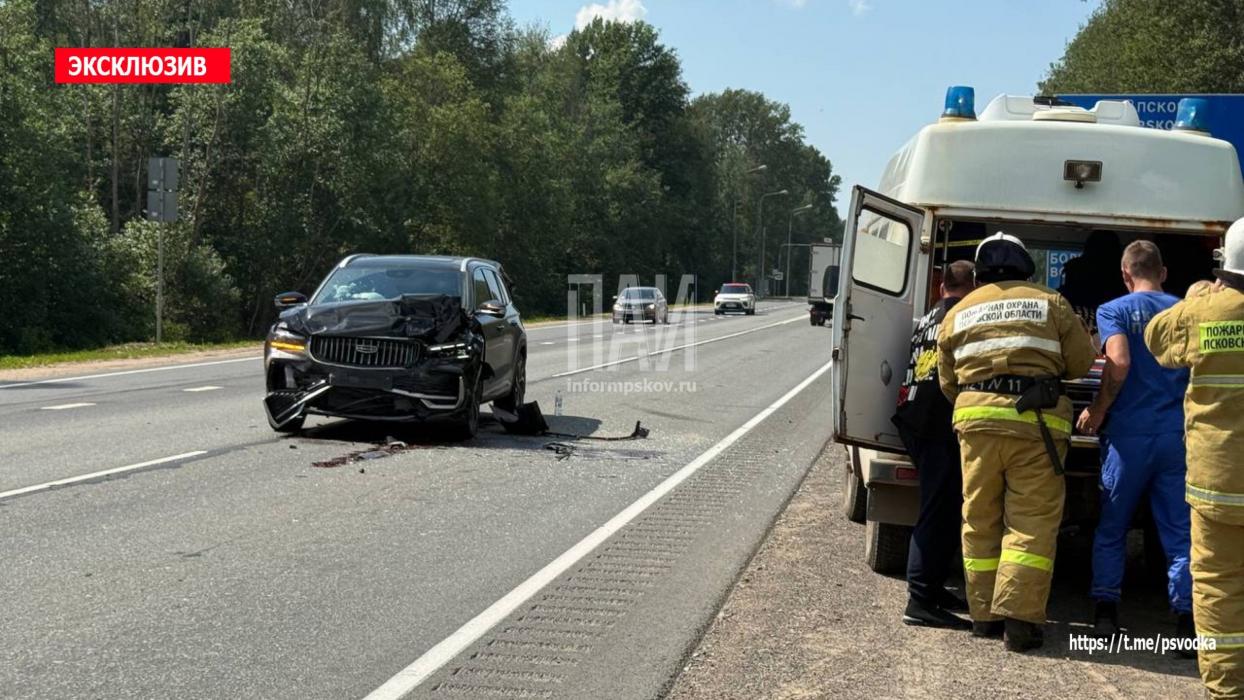 Женщина пострадала после столкновения двух автомобилей в Плюсском районе