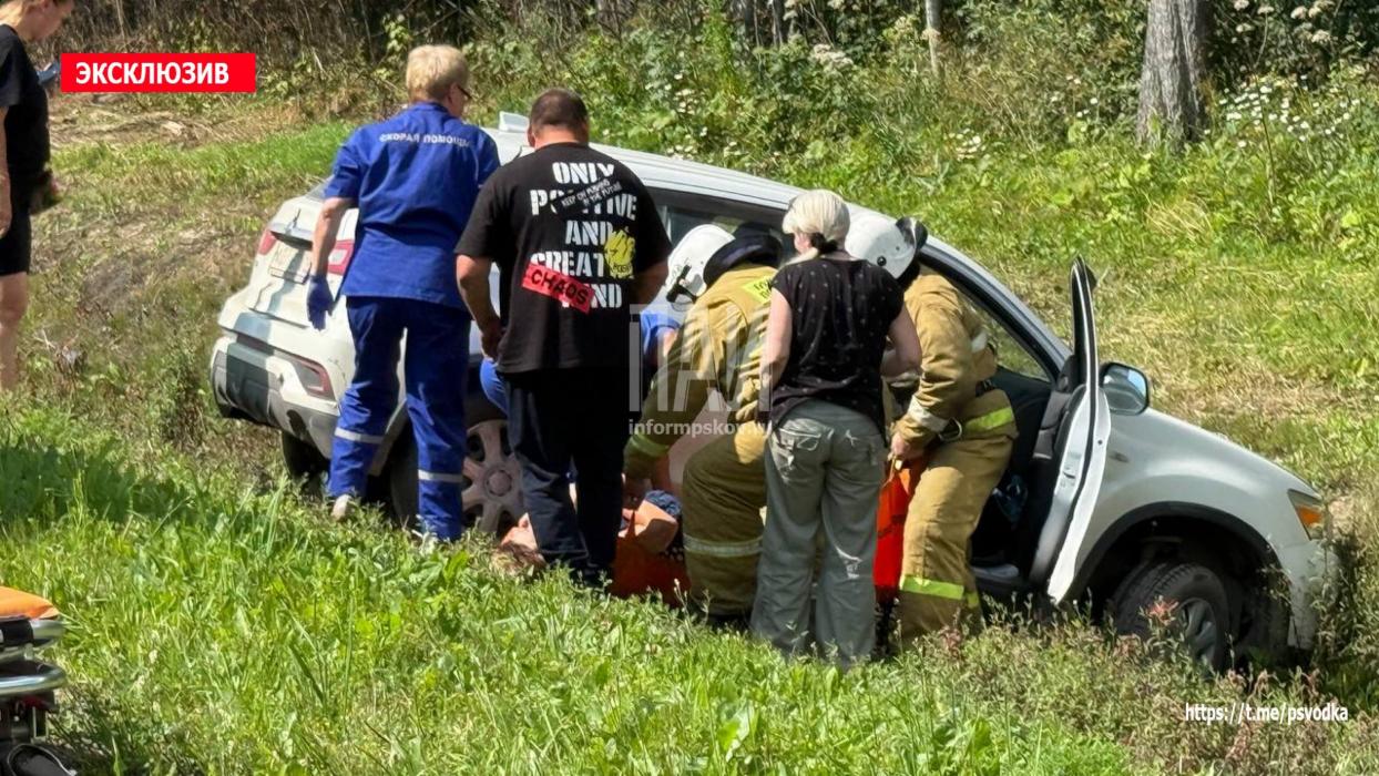Женщина пострадала после столкновения двух автомобилей в Плюсском районе