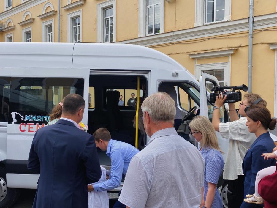 Две псковские многодетные семьи получили ключи от новых автомобилей