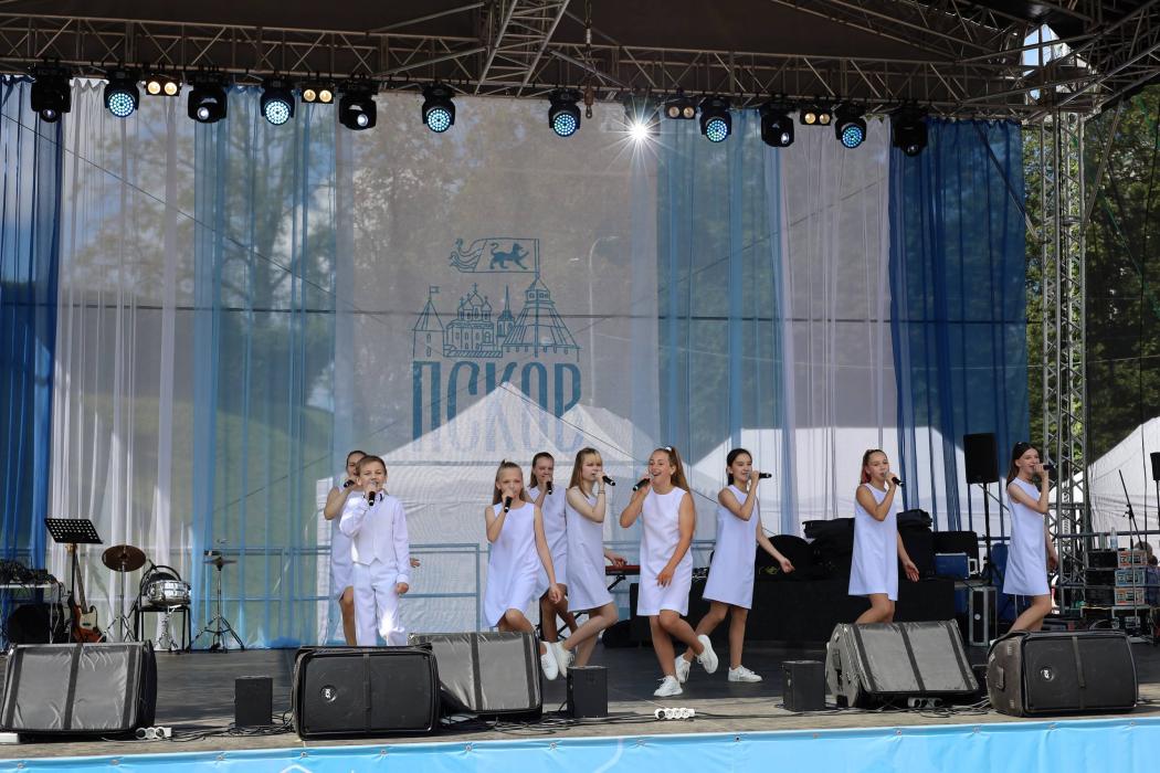 Парад детских колясок проходит в Пскове