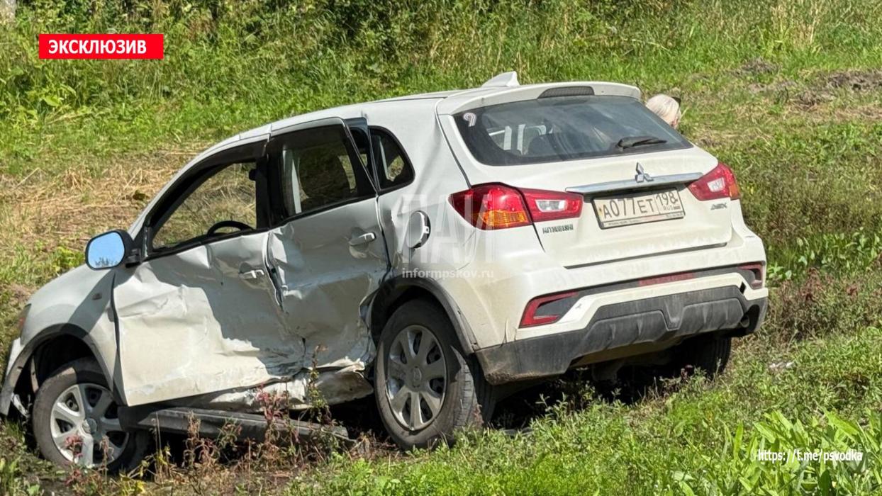 Женщина пострадала после столкновения двух автомобилей в Плюсском районе