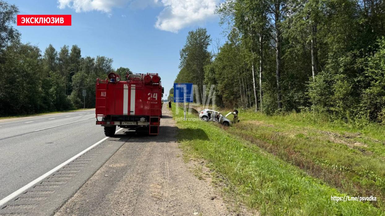 Женщина пострадала после столкновения двух автомобилей в Плюсском районе