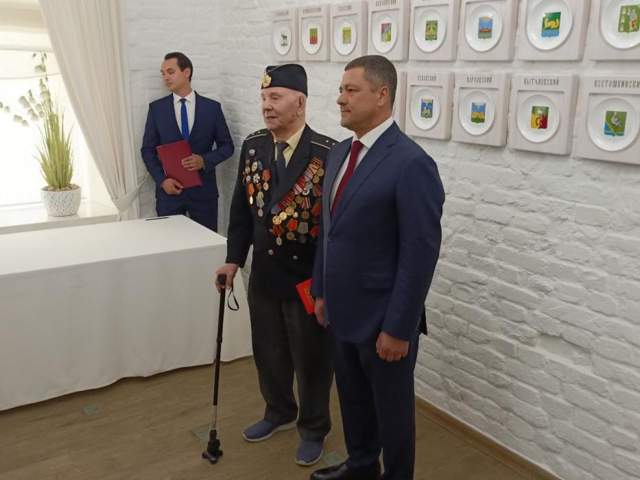 Псковский губернатор вручил паспорт выдворенному из Латвии 98-летнему ветерану