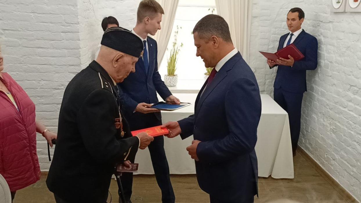 Псковский губернатор вручил паспорт выдворенному из Латвии 98-летнему ветерану