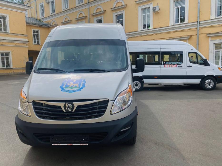 Две псковские многодетные семьи получили ключи от новых автомобилей