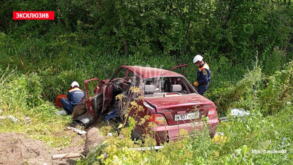 Автомобиль протаранил опору освещения и вылетел в кювет в Псковском районе