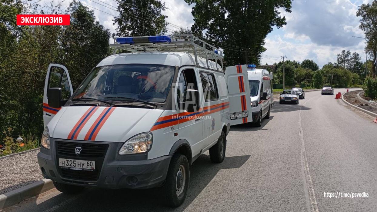 Автомобиль протаранил опору освещения и вылетел в кювет в Псковском районе
