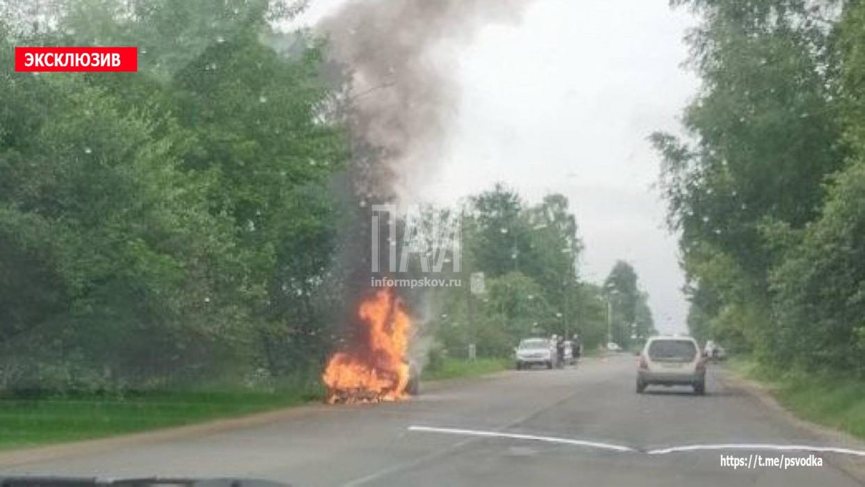 Автомобиль загорелся в Невеле