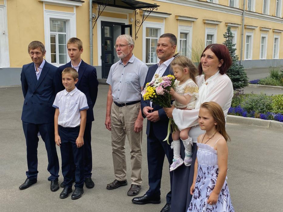 Две псковские многодетные семьи получили ключи от новых автомобилей