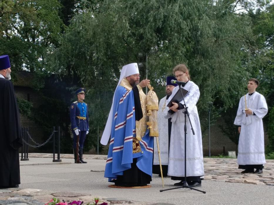 Церемония возложения цветов к мемориалу 