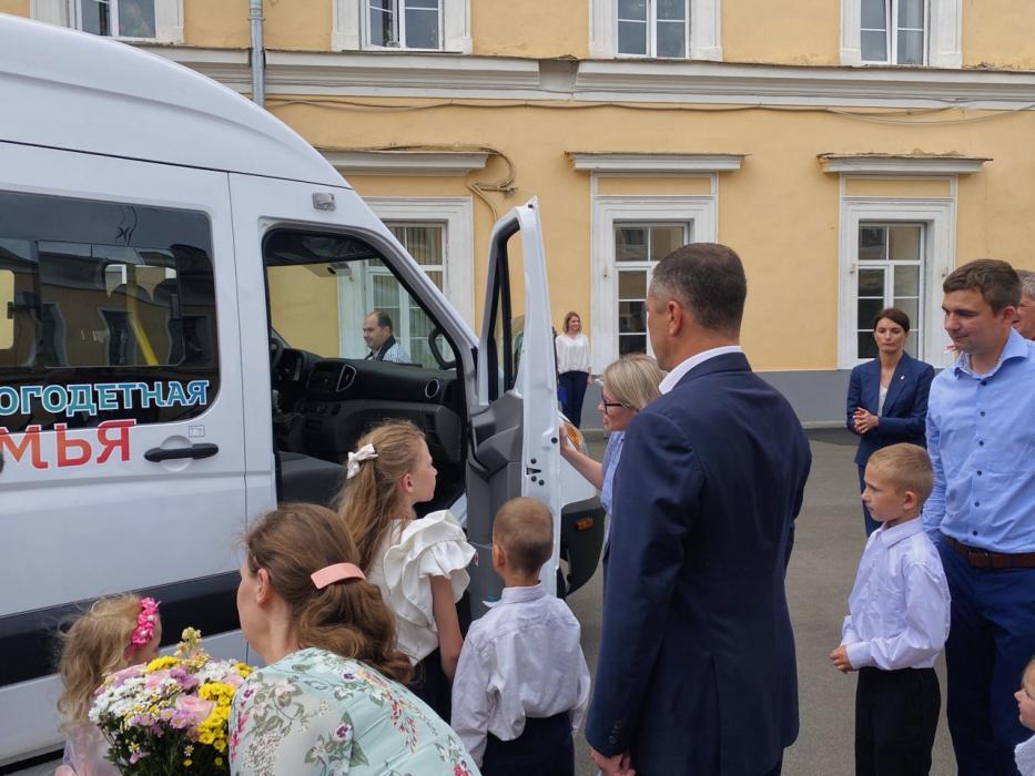 Две псковские многодетные семьи получили ключи от новых автомобилей