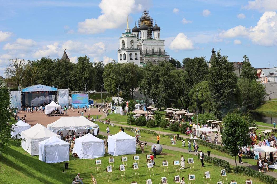 Парад детских колясок проходит в Пскове