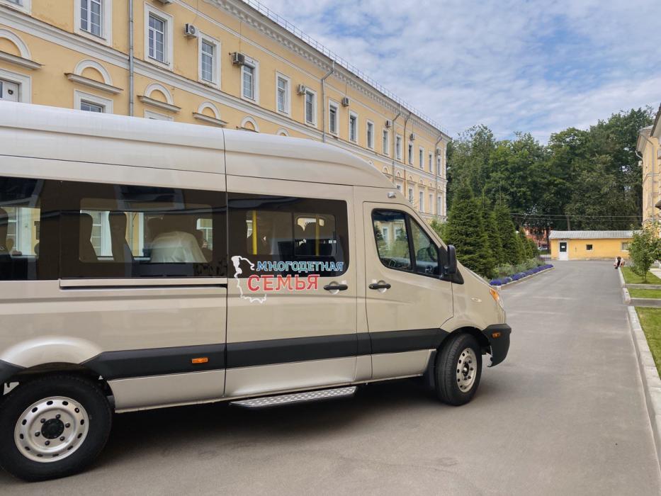 Две псковские многодетные семьи получили ключи от новых автомобилей
